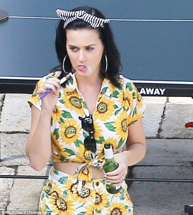 Katy-Perry-vaping