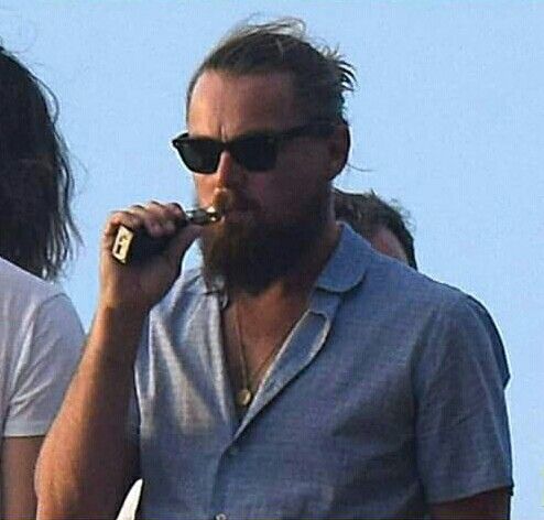 Leonardo-DiCaprio-vaping