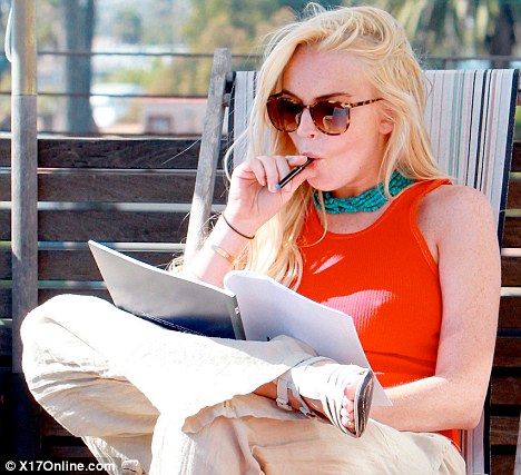 Lindsey-Lohan-loves-her-vape-pen